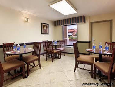 Super 8 By Wyndham Huntersville/Charlotte Area Restaurant foto